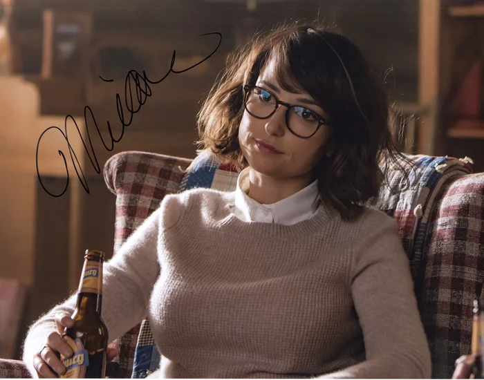 Milana Vayntrub autograph