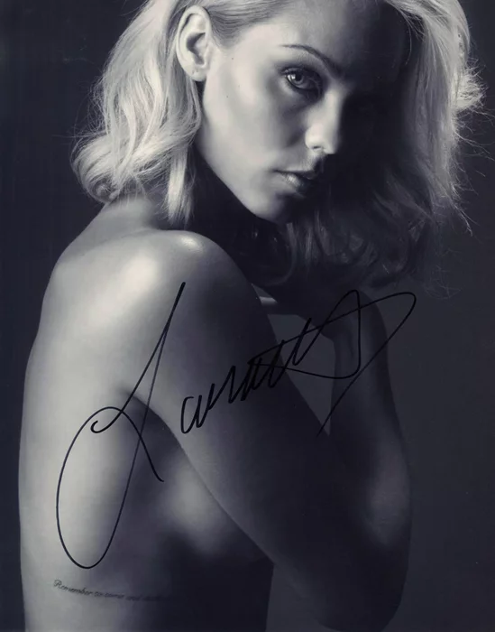 Laura Vandervoort autograph