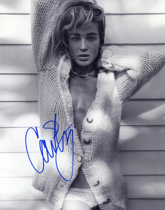 Caity Lotz autograph