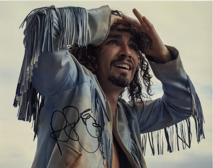 Robert Sheehan autograph