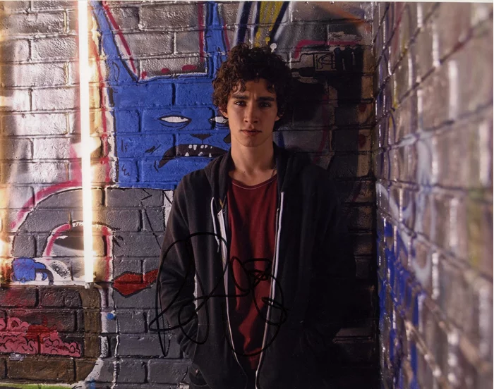 Robert Sheehan autograph