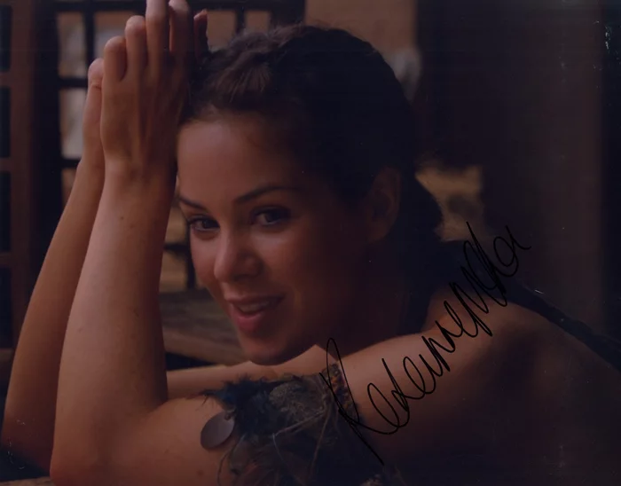 Roxanne McKee autograph