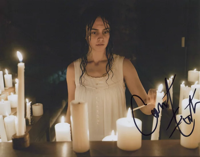 Courtney Eaton autograph