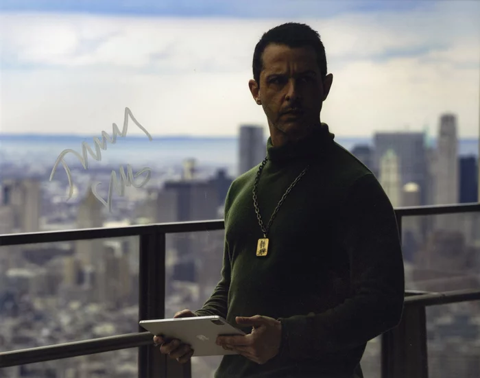 Jeremy Strong autograph