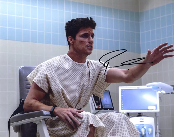 Robbie Amell autograph