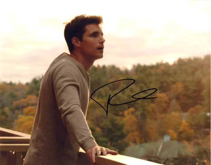 Robbie Amell autograph