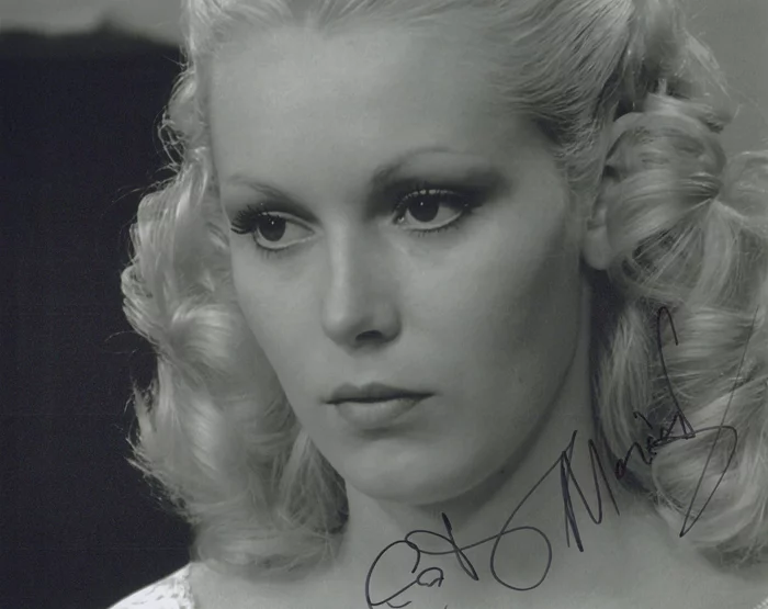 Cathy Moriarty autograph