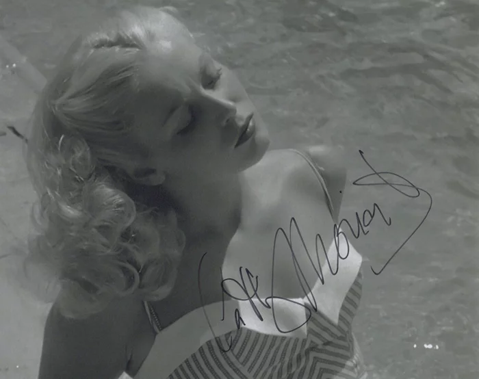 Cathy Moriarty autograph