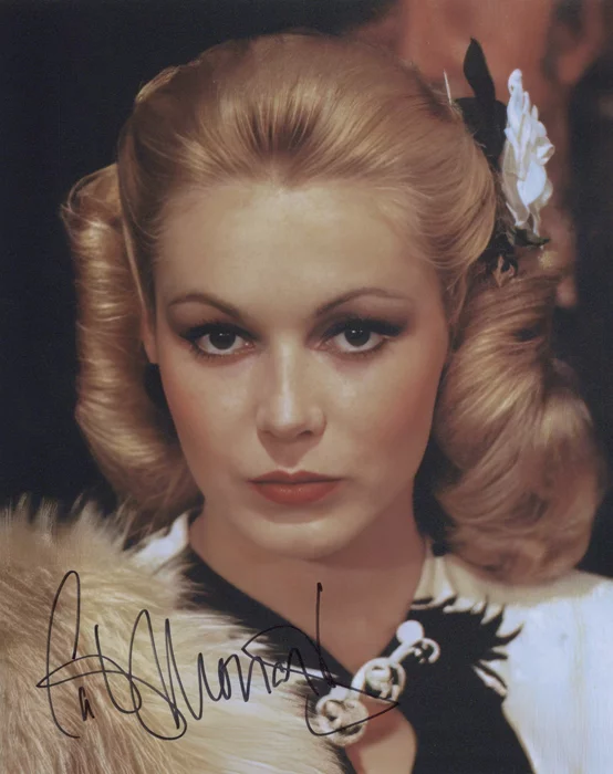 Cathy Moriarty autograph