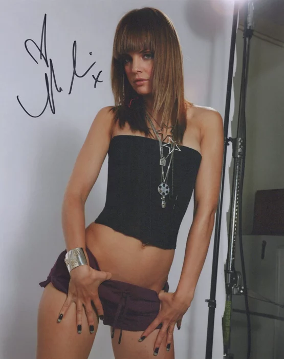 Mena Suvari autograph