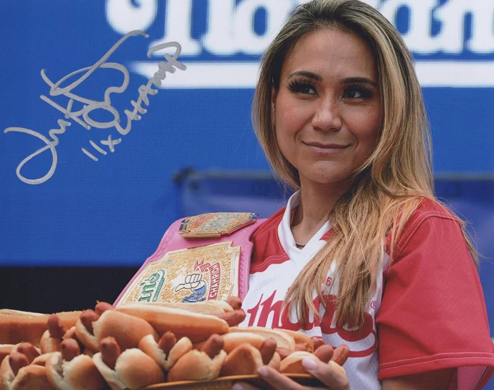 Miki Sudo autograph