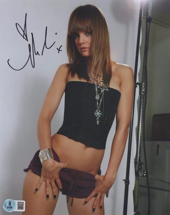 Mena Suvari autograph