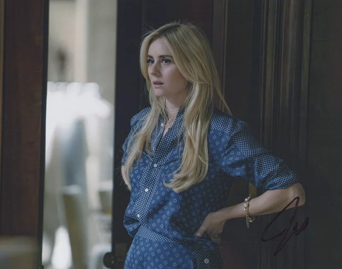 Justine Lupe autograph