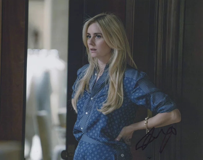 Justine Lupe autograph