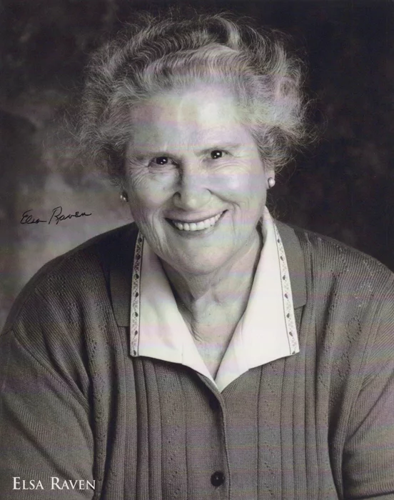 Elsa Raven autograph