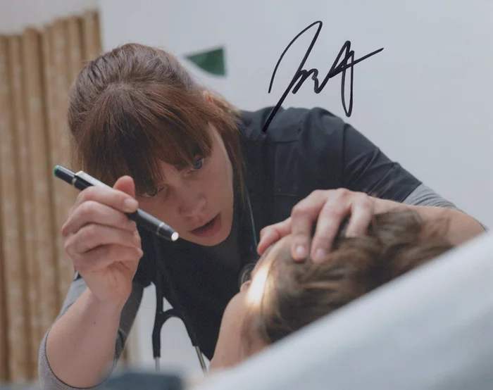 Fiona Dourif autograph