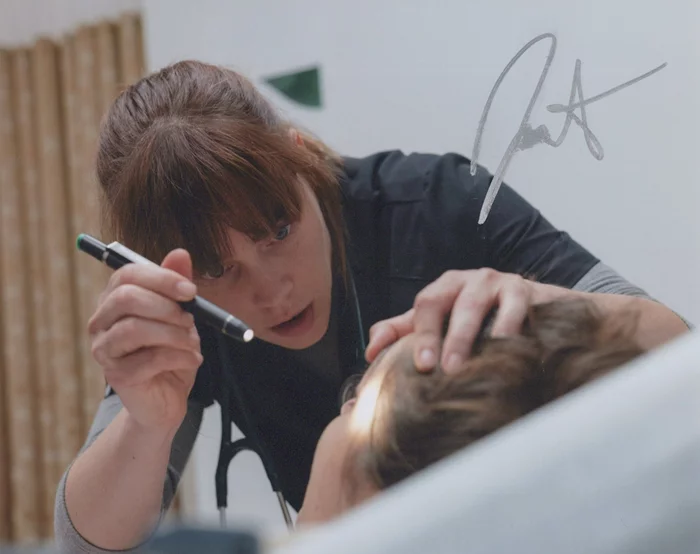 Fiona Dourif autograph