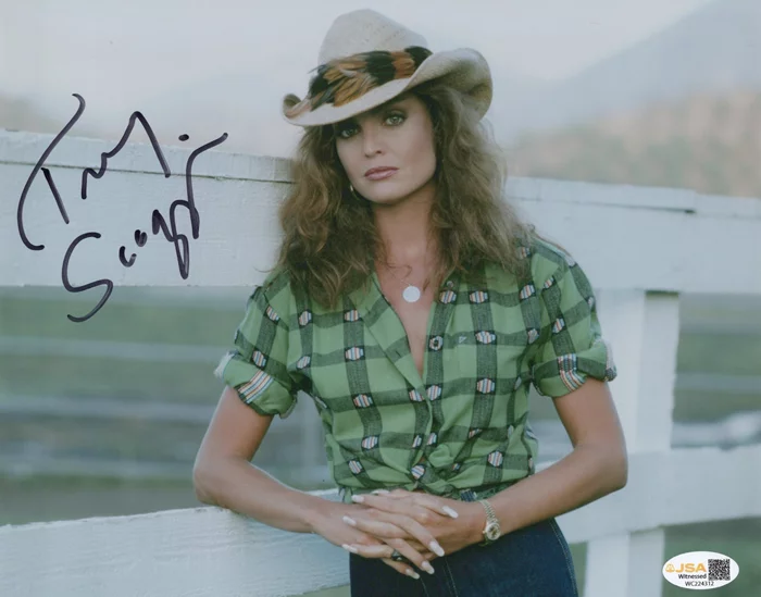 Tracy Scoggins autograph