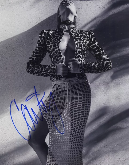 Caity Lotz autograph