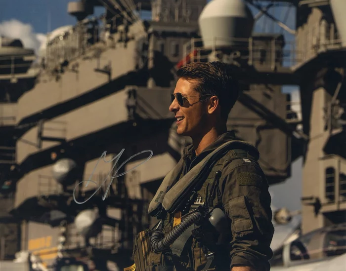 Glen Powell autograph