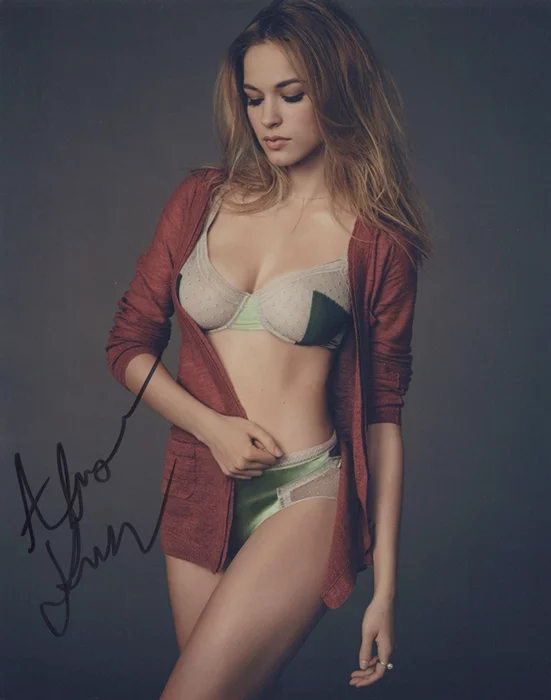 Alexis Knapp autograph