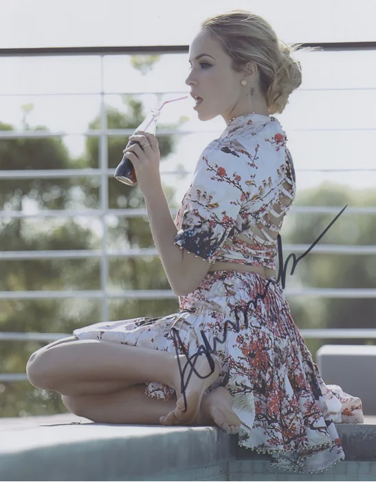 Alexis Knapp autograph