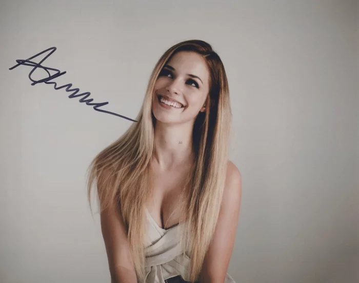 Alexis Knapp autograph