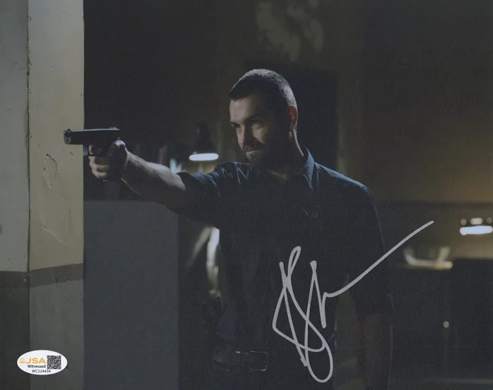 Antony Starr autograph