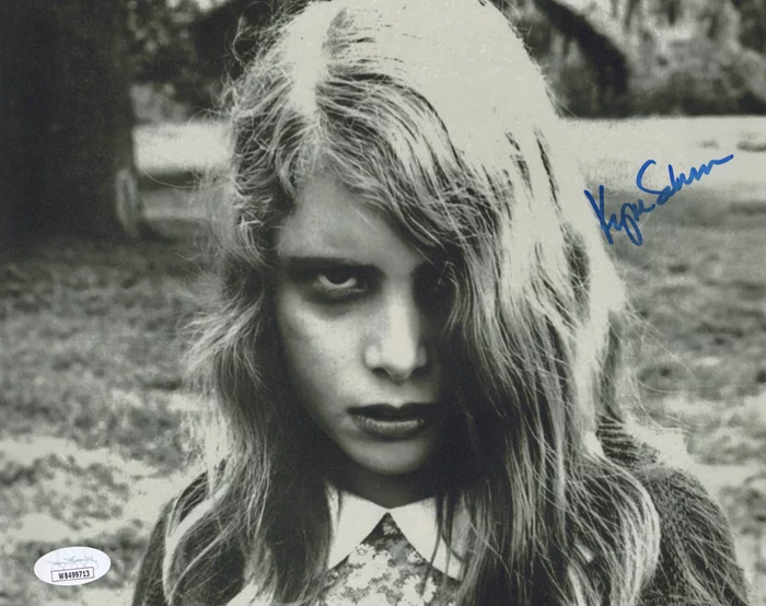 Kyra Schon autograph