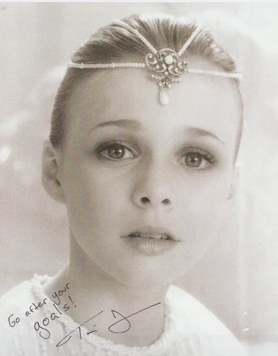 Tami Stronach autograph