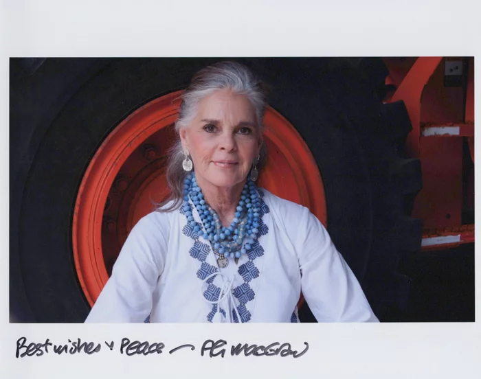 Ali MacGraw autograph