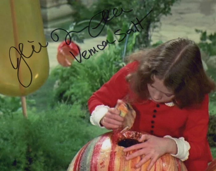 Julie Dawn Cole autograph