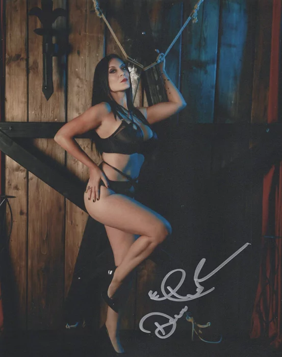 Dani Thompson autograph