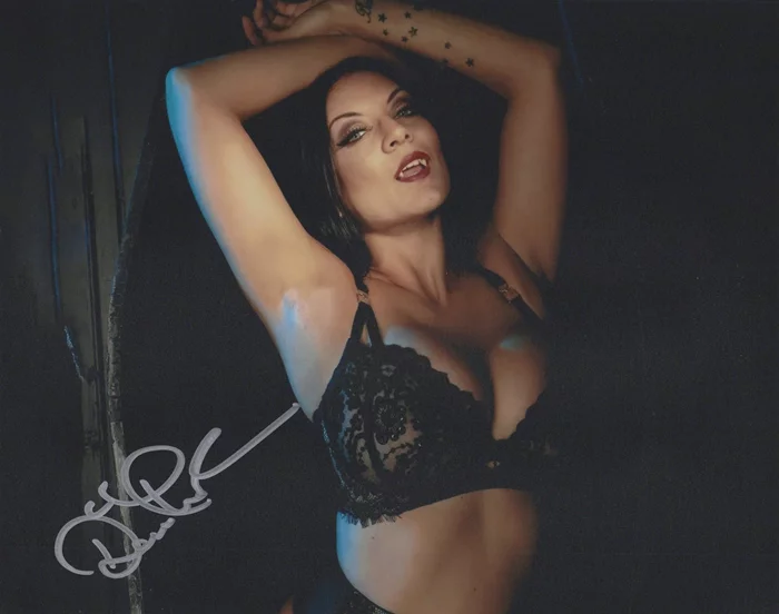 Dani Thompson autograph