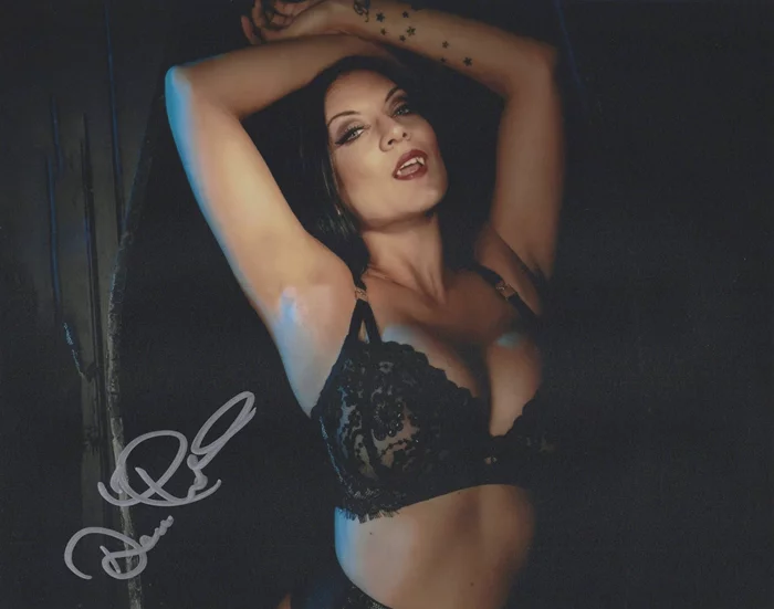 Dani Thompson autograph
