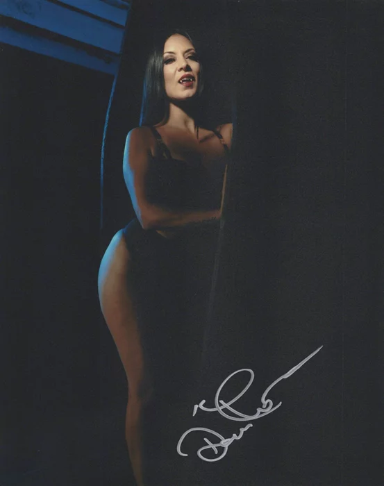 Dani Thompson autograph