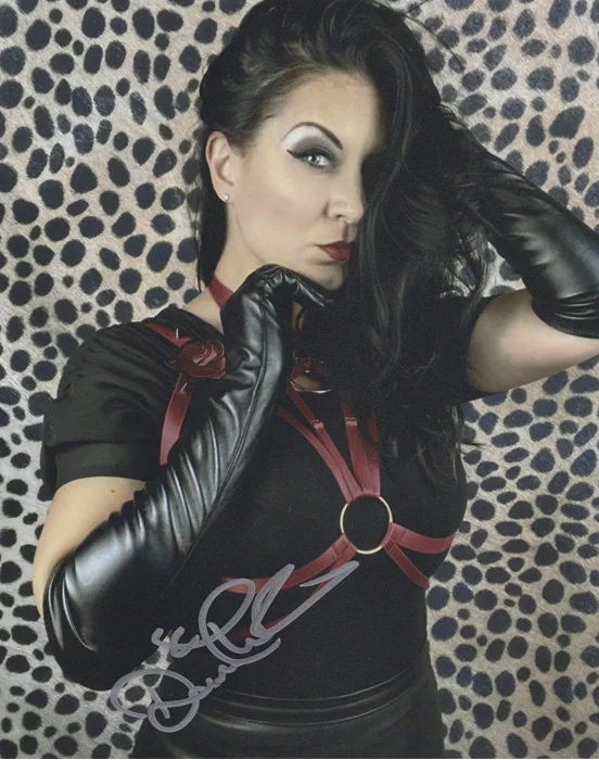 Dani Thompson autograph