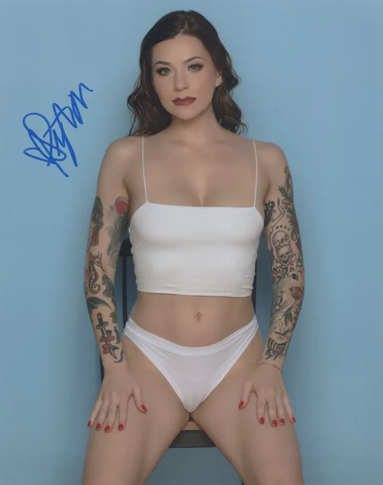 Stephanie Manescu autograph
