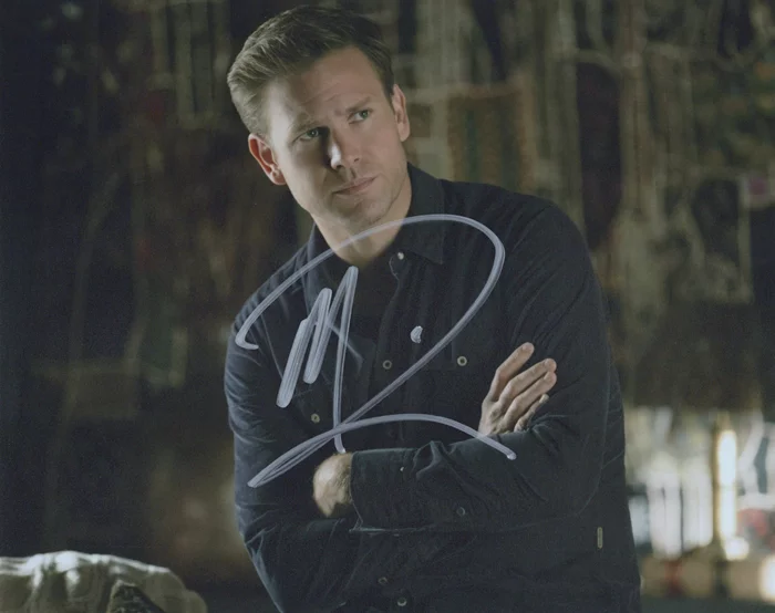 Matthew Davis autograph