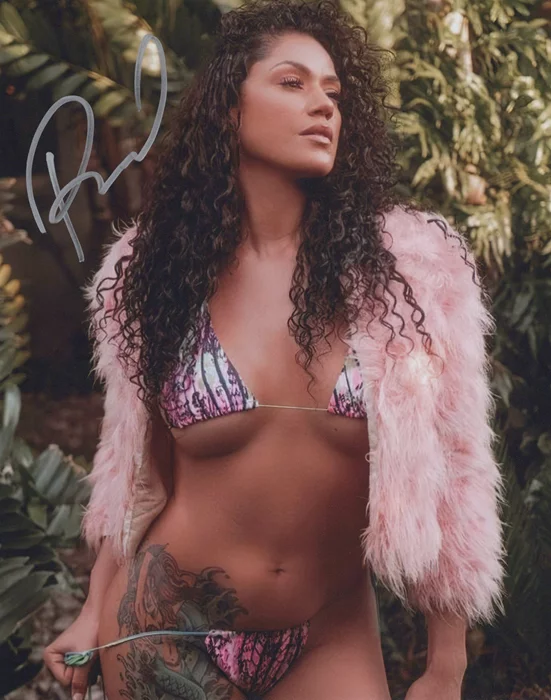 Pearl Gonzalez autograph