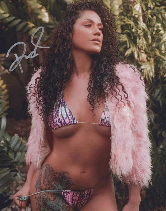 Pearl Gonzalez autograph