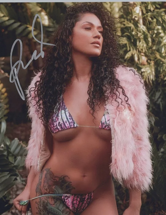 Pearl Gonzalez autograph