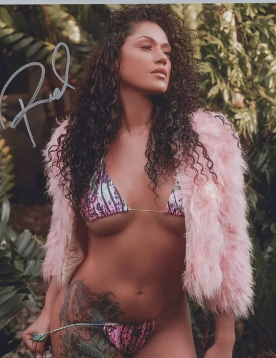 Pearl Gonzalez autograph