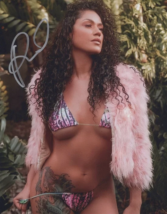 Pearl Gonzalez autograph