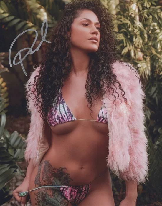Pearl Gonzalez autograph