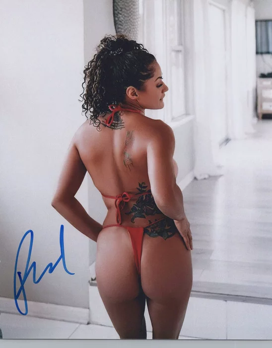 Pearl Gonzalez autograph