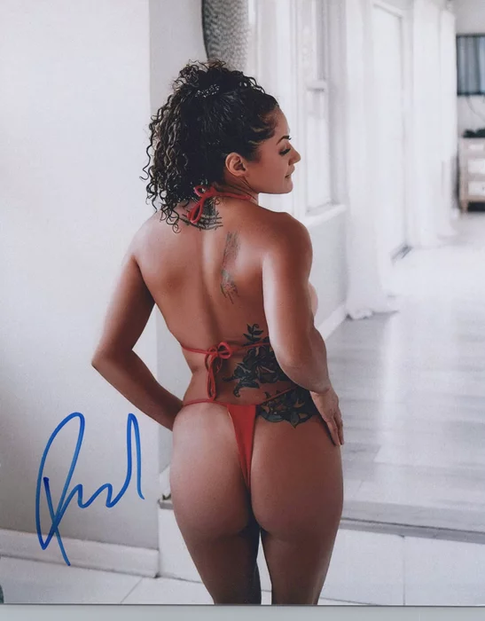 Pearl Gonzalez autograph