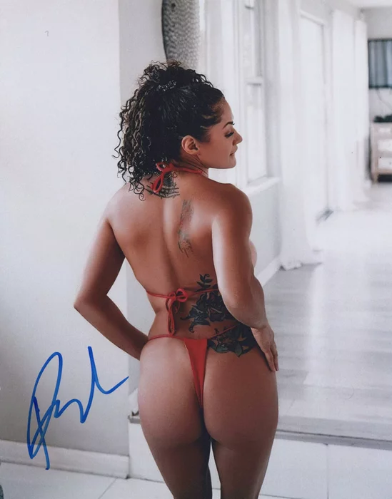 Pearl Gonzalez autograph