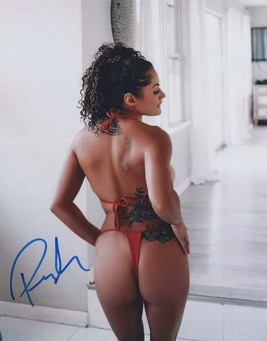 Pearl Gonzalez autograph