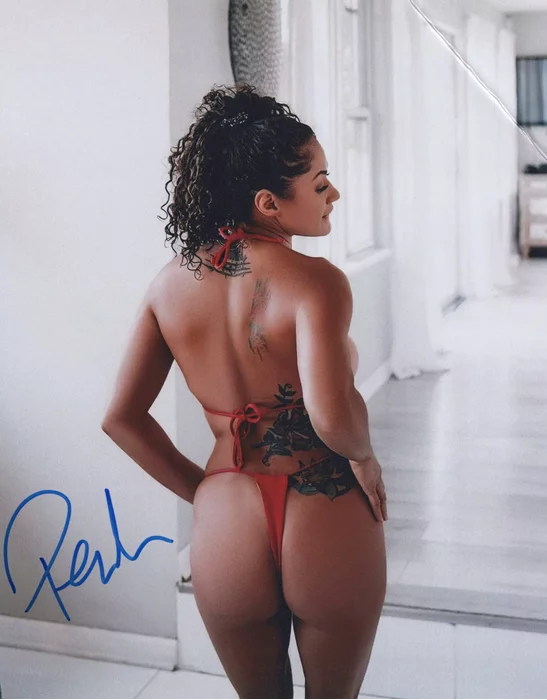 Pearl Gonzalez autograph